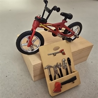 roed-drengecykel-traeophaeng-med-vaerktoej-oekse-sav-taenger-retro-miniature-dukkehusting